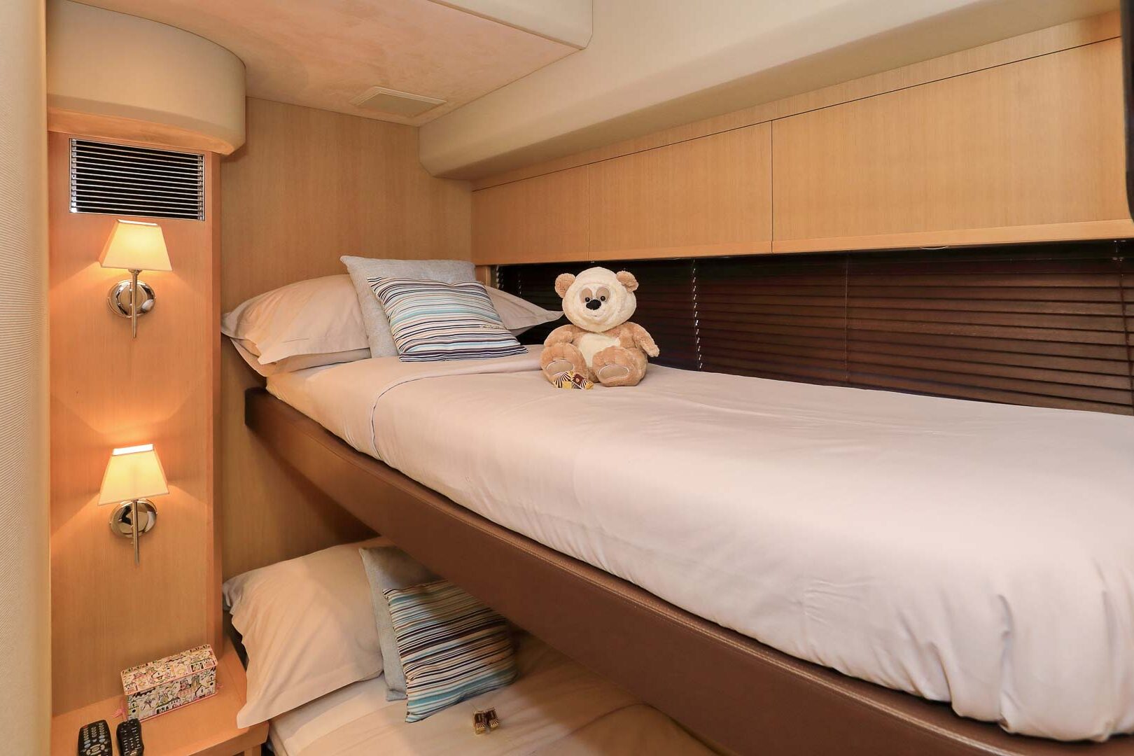 Luxury yacht Princess V65 Spice of Life II bunk bed cabin