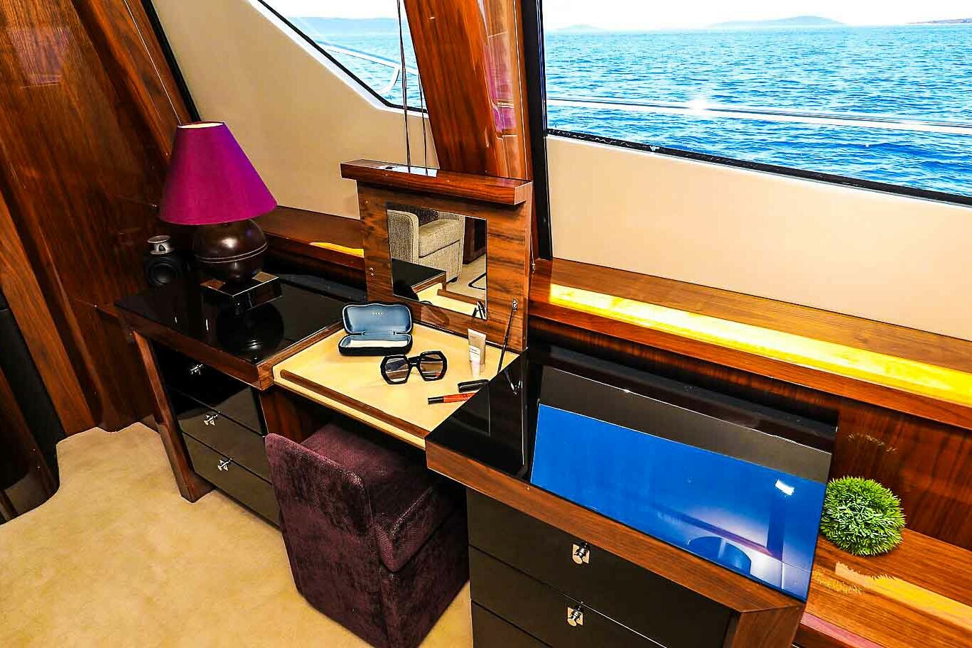 Luxury yacht Sunseeker 34 M Cassiopeia cabin detail