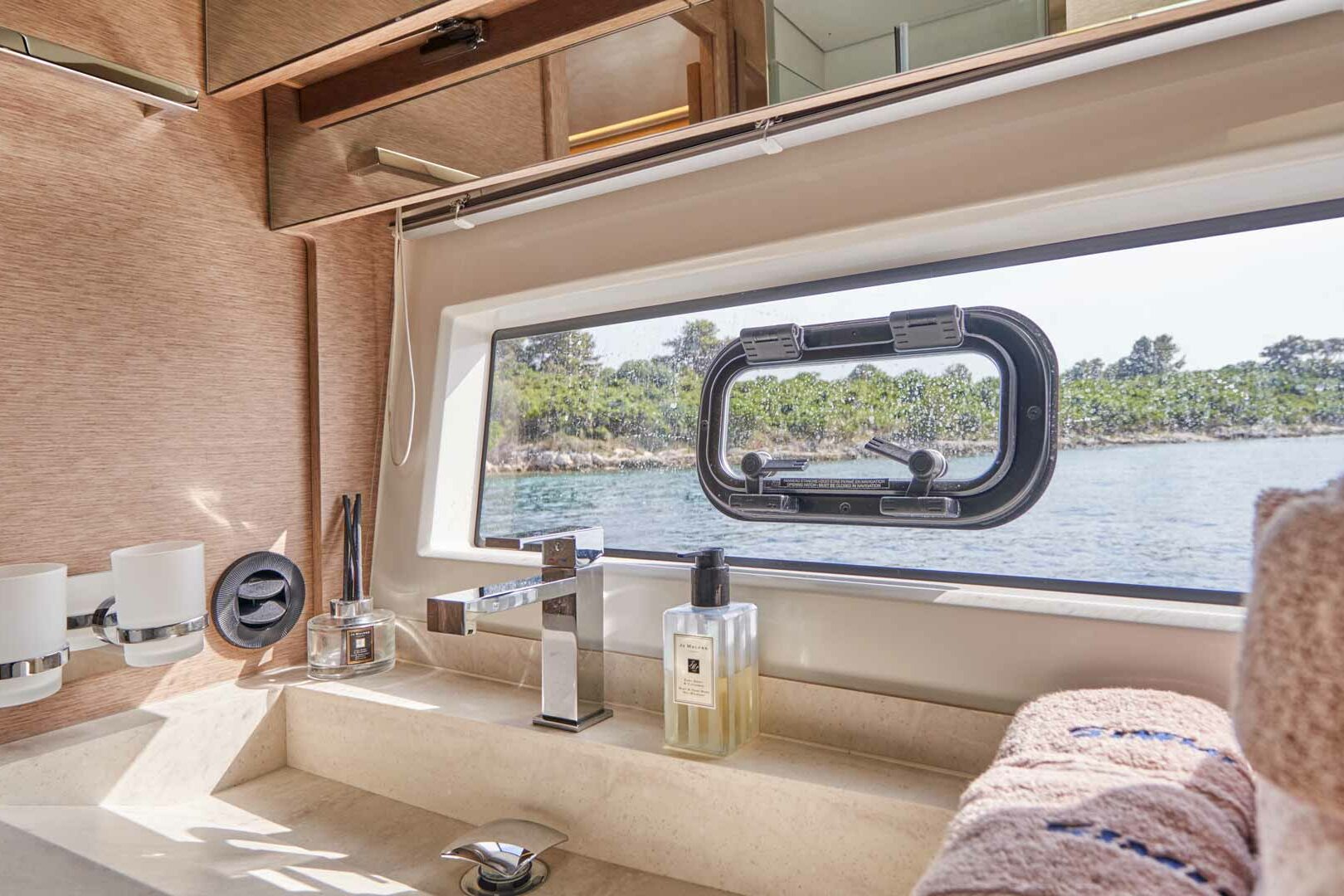 Luxury yacht Prestige 630S Simull toilette view