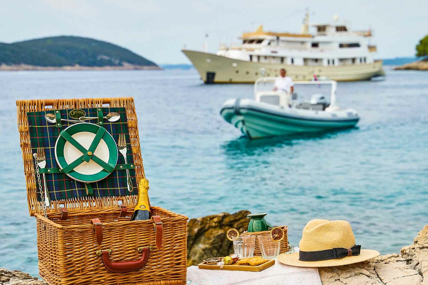 Luxury boutique yacht La Perla beach box