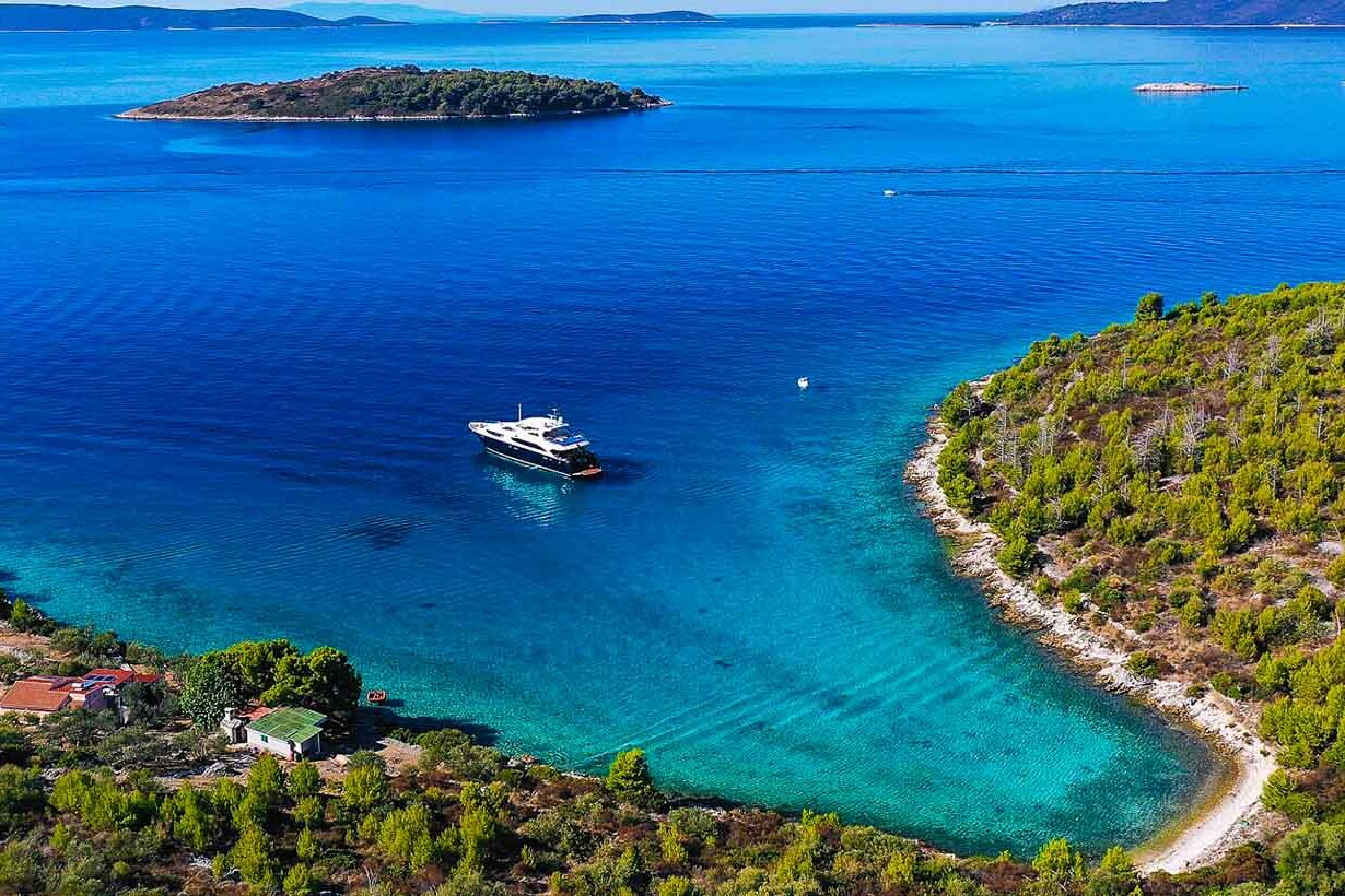 Luxury yacht Sunseeker 34 M Cassiopeia anchor island view