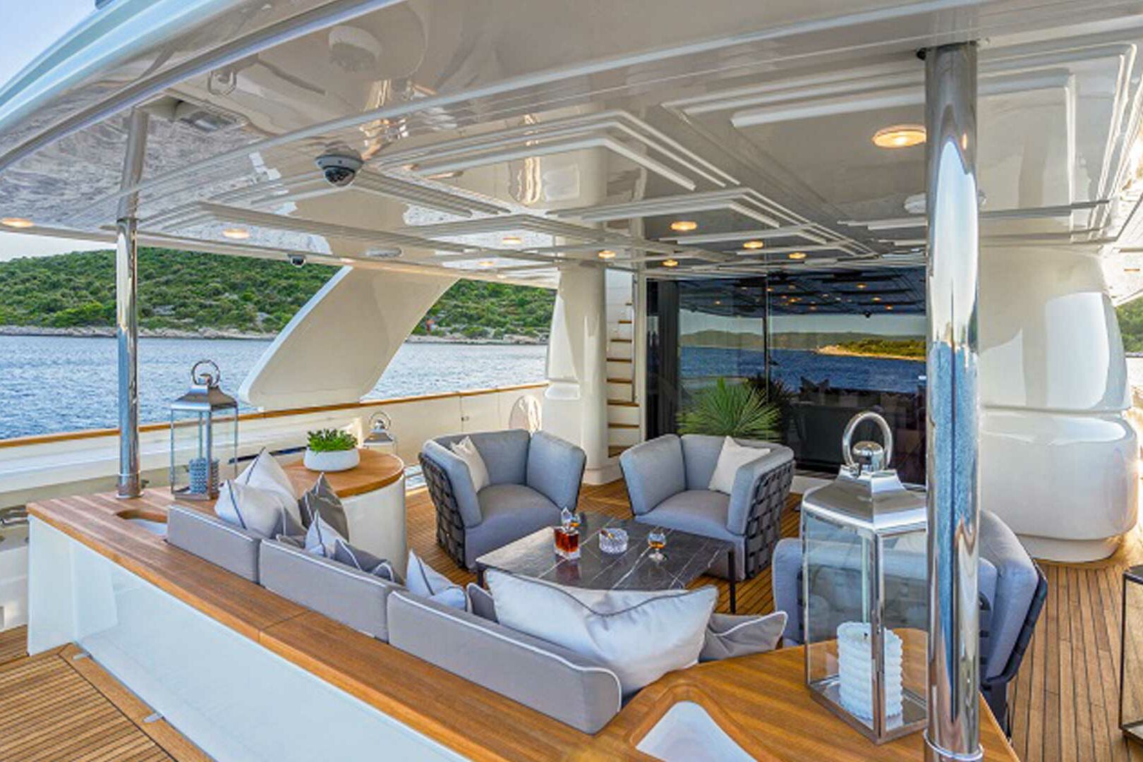 Luxury yacht Ferretti Navetta 33 Seventh Sense cockpit