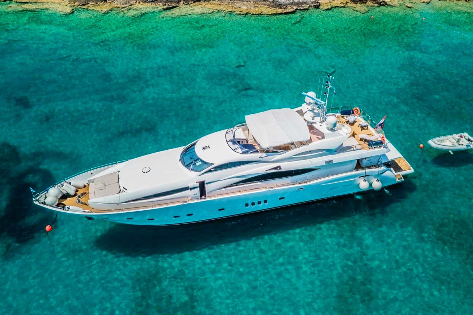 Luxury yacht Sunseeker Yacht 105 Baby I anchor