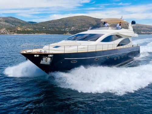 Luxury yacht Riva 85 ‘888’ running view