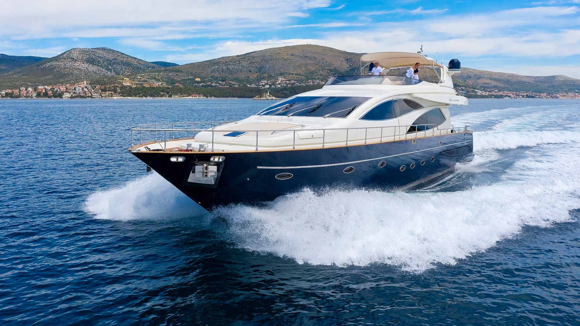 Luxury yacht Riva 85 ‘888’ running view