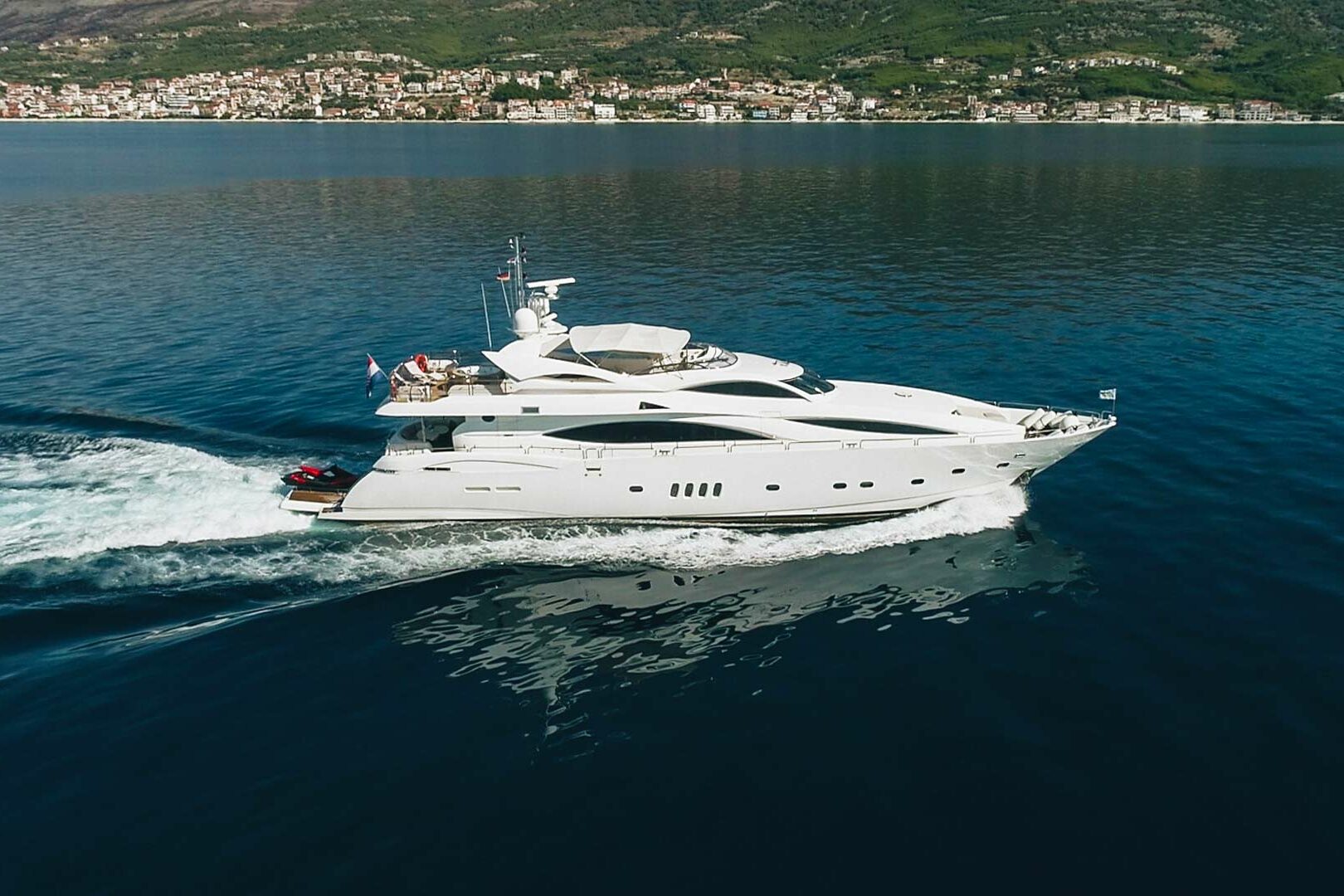 Luxury yacht Sunseeker Yacht 105 Baby I running