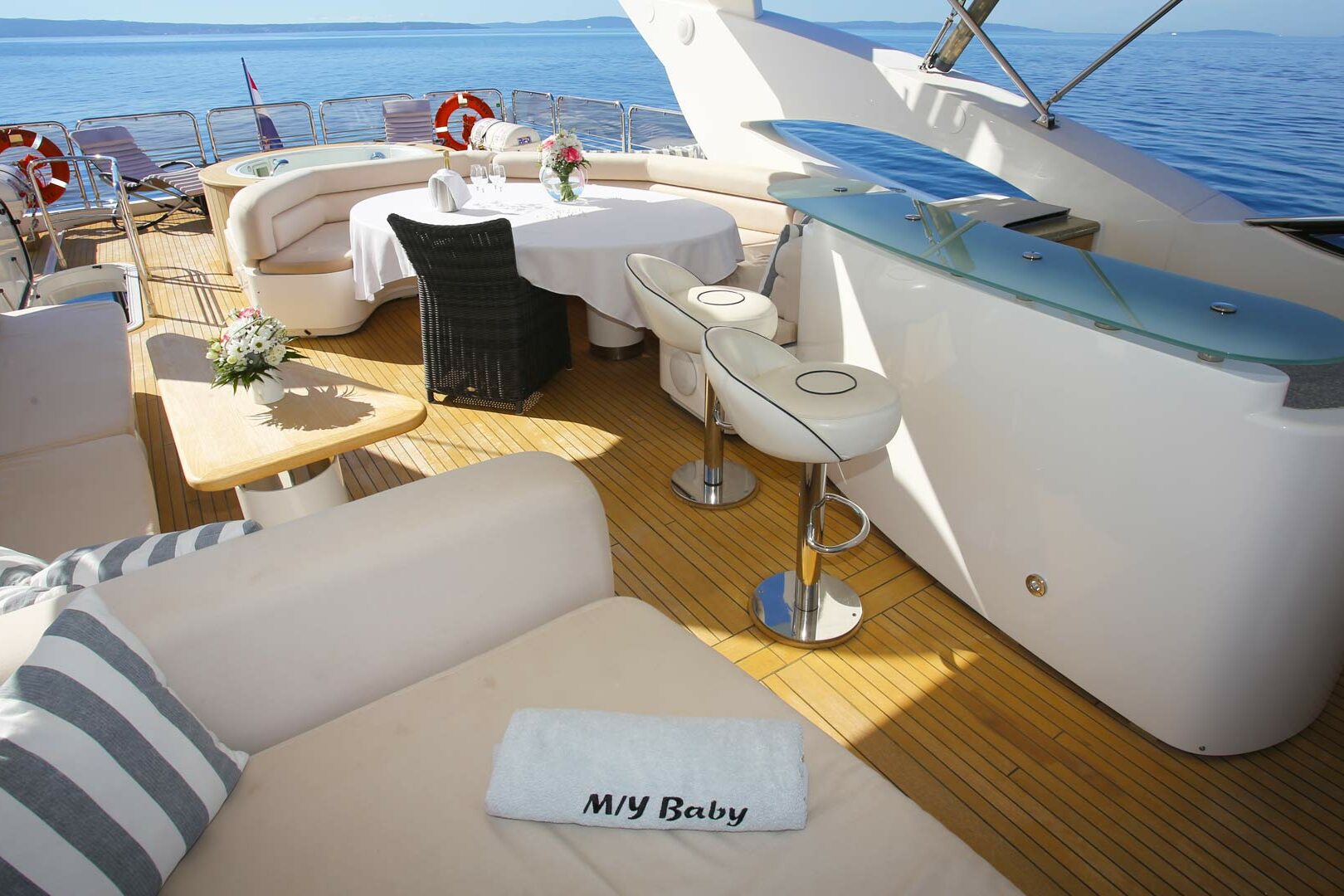 Luxury yacht Sunseeker Yacht 105 Baby I flybridge