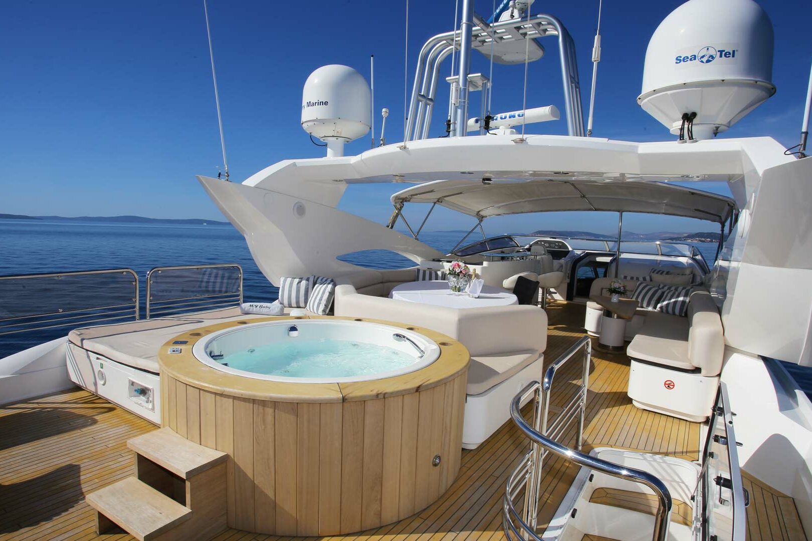 Luxury yacht Sunseeker Yacht 105 Baby I flybridge front