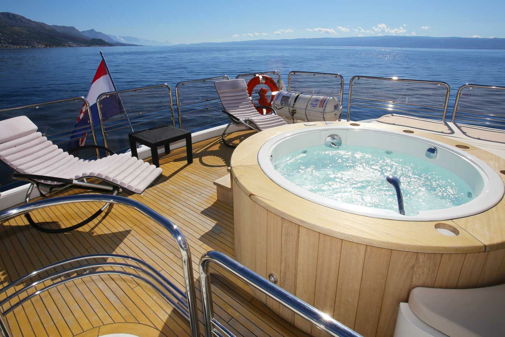 Luxury yacht Sunseeker Yacht 105 Baby I flybridge jacuzzi