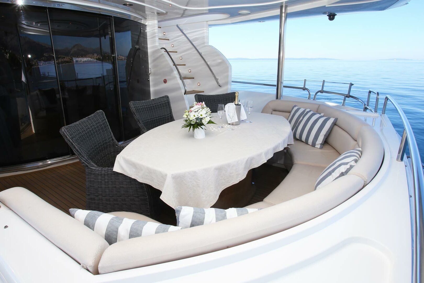 Luxury yacht Sunseeker Yacht 105 Baby I cockpit table