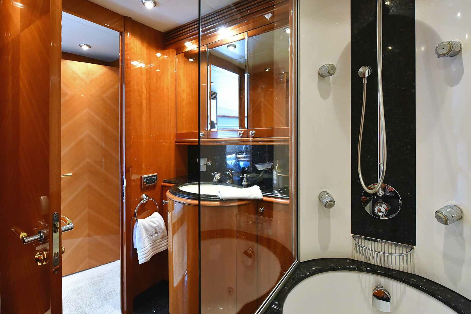 Luxury yacht Baby I VIP bathroom