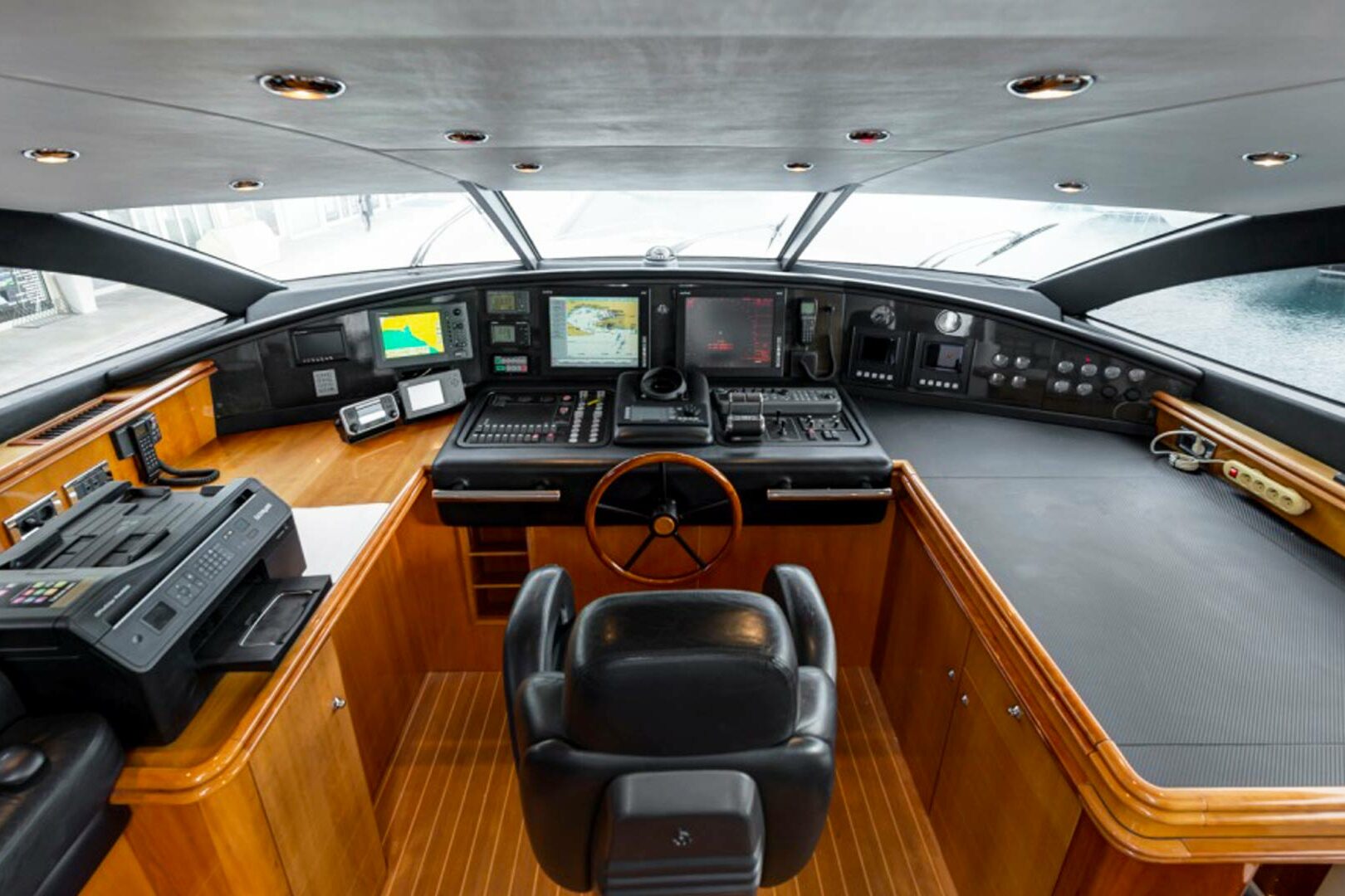 Luxury yacht Sunseeker Yacht 105 Baby I wheelhouse