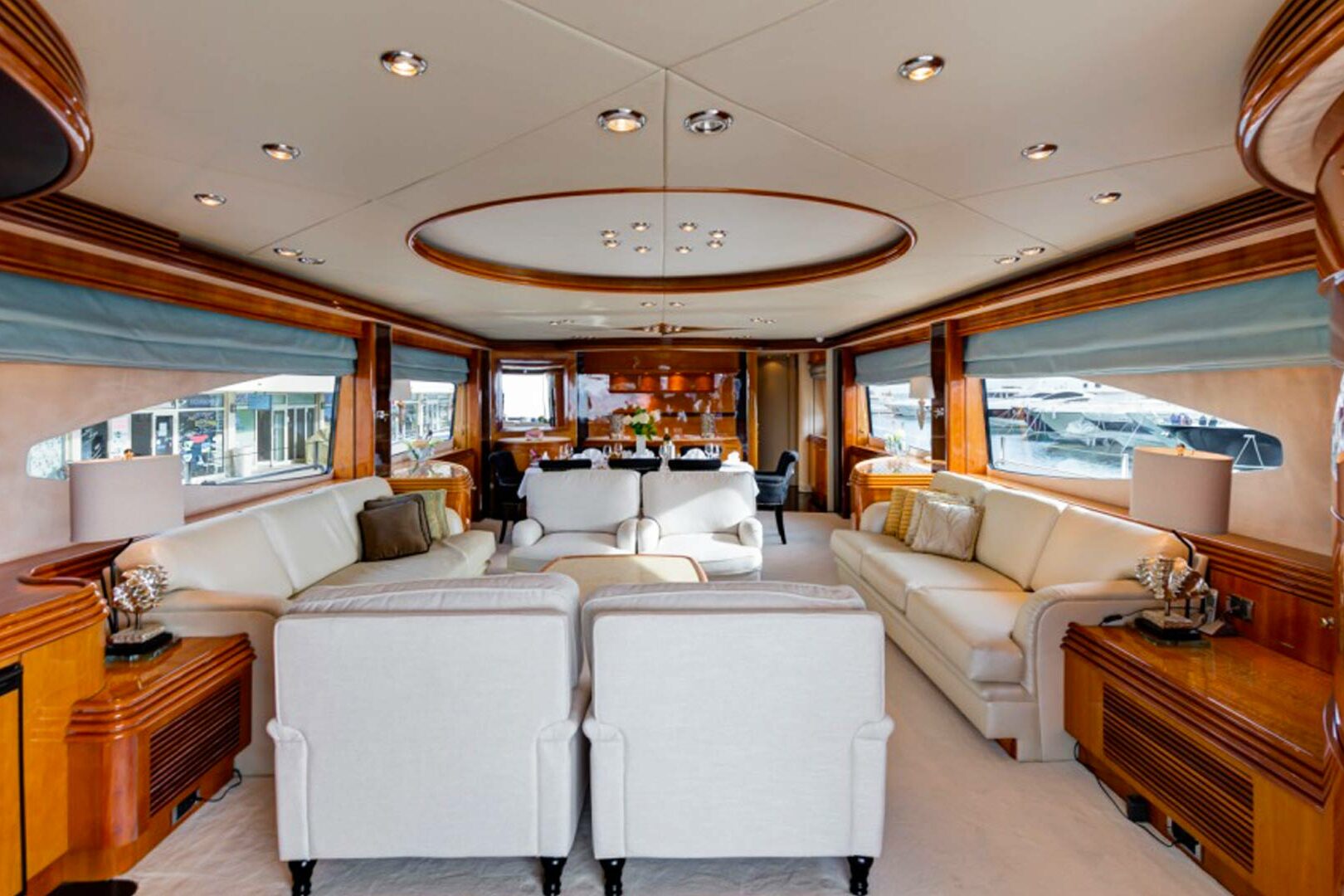 Luxury yacht Sunseeker Yacht 105 Baby I salon front