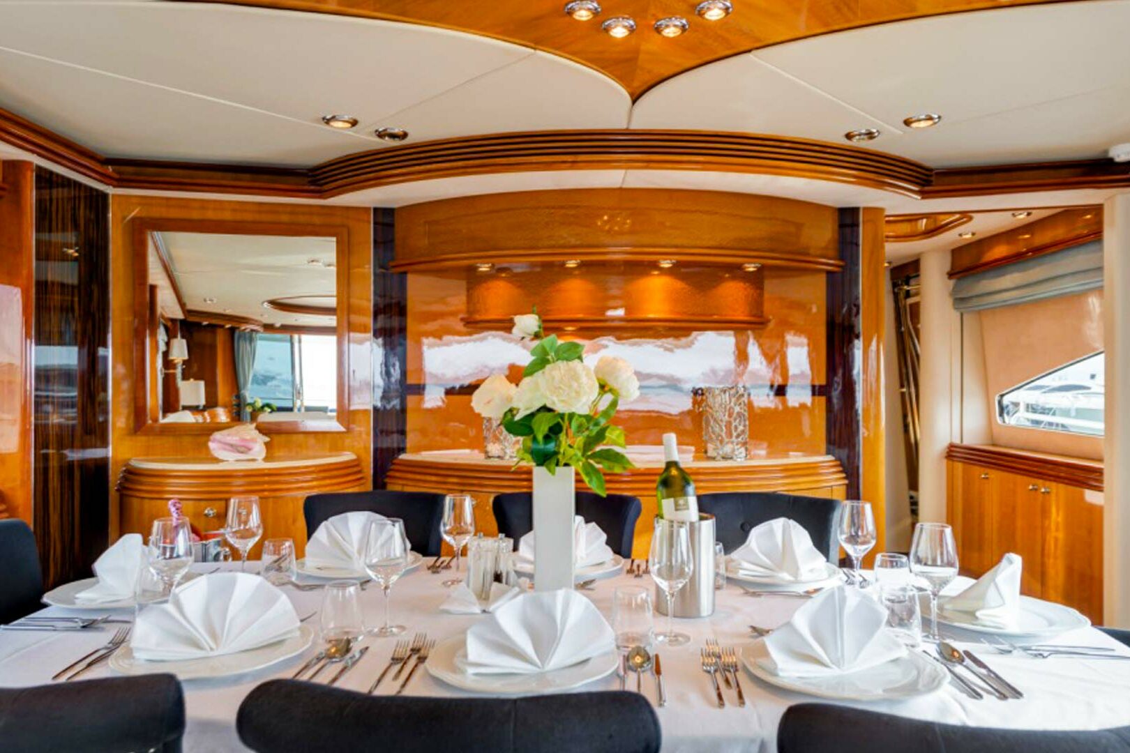 Luxury yacht Sunseeker Yacht 105 Baby I salon table