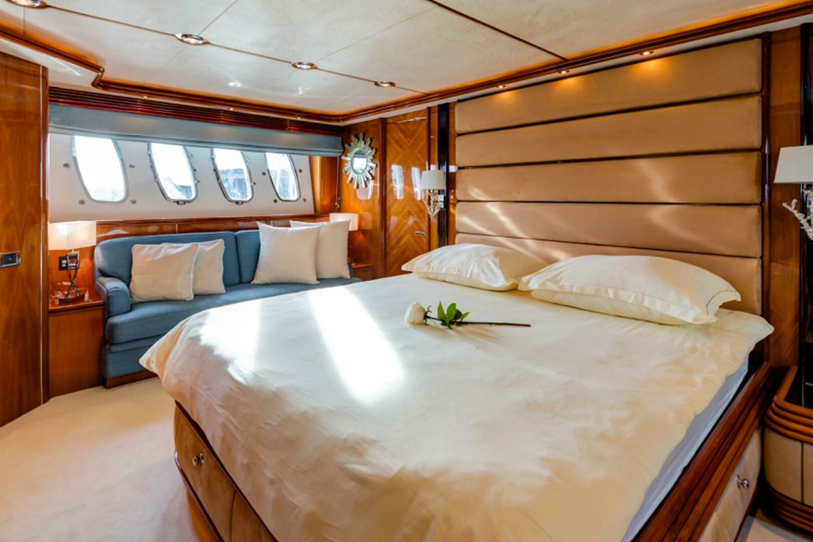Luxury yacht Sunseeker Yacht 105 Baby I master cabin