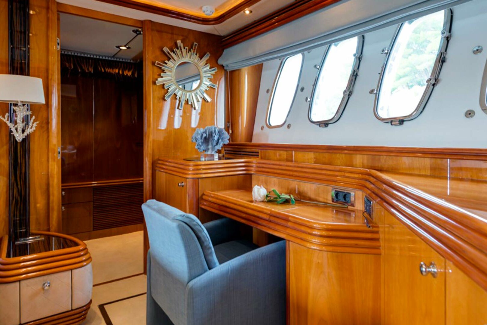Luxury yacht Sunseeker Yacht 105 Baby I master cabin detail