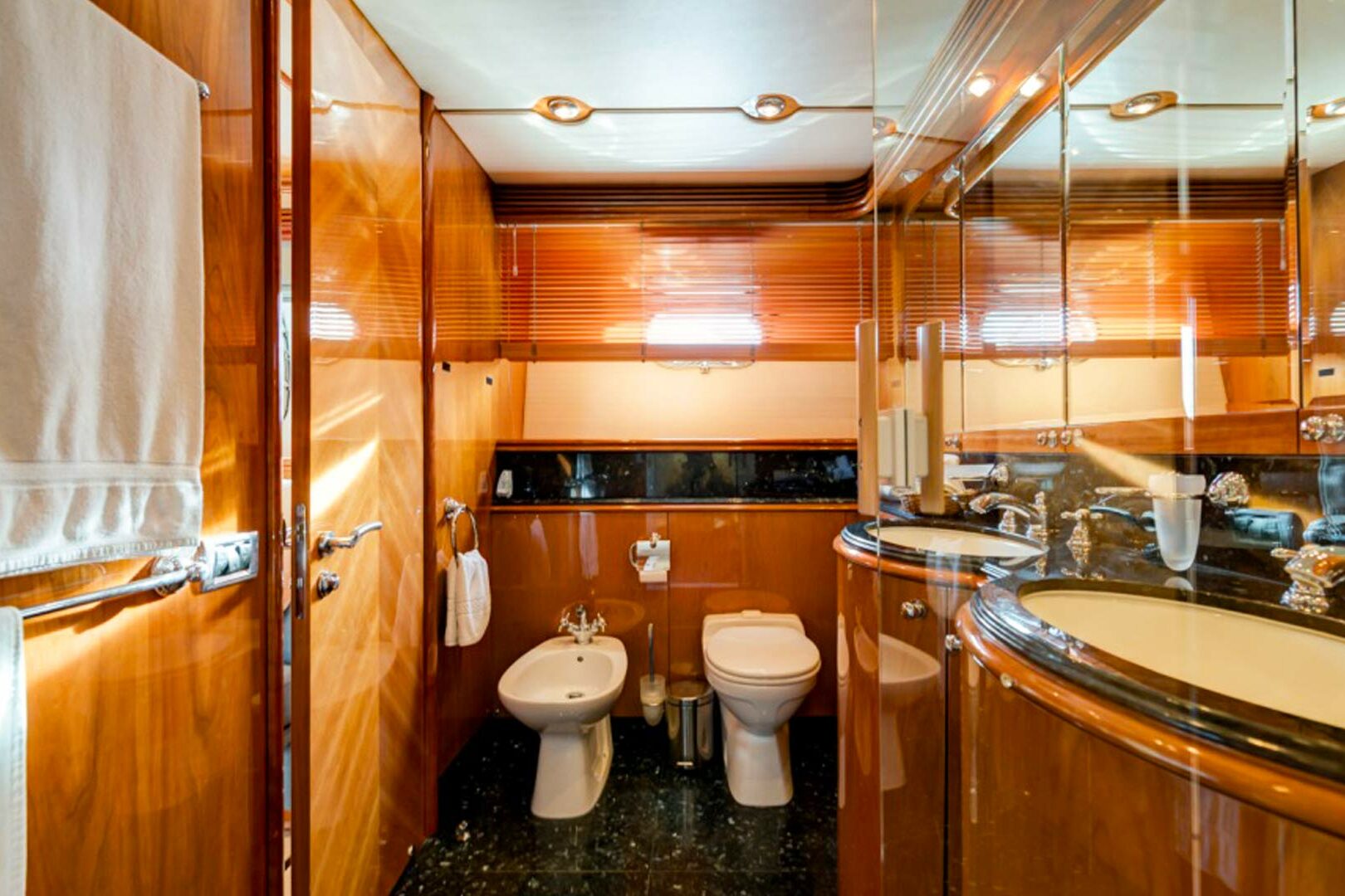 Luxury yacht Sunseeker Yacht 105 Baby I master cabin bathroom