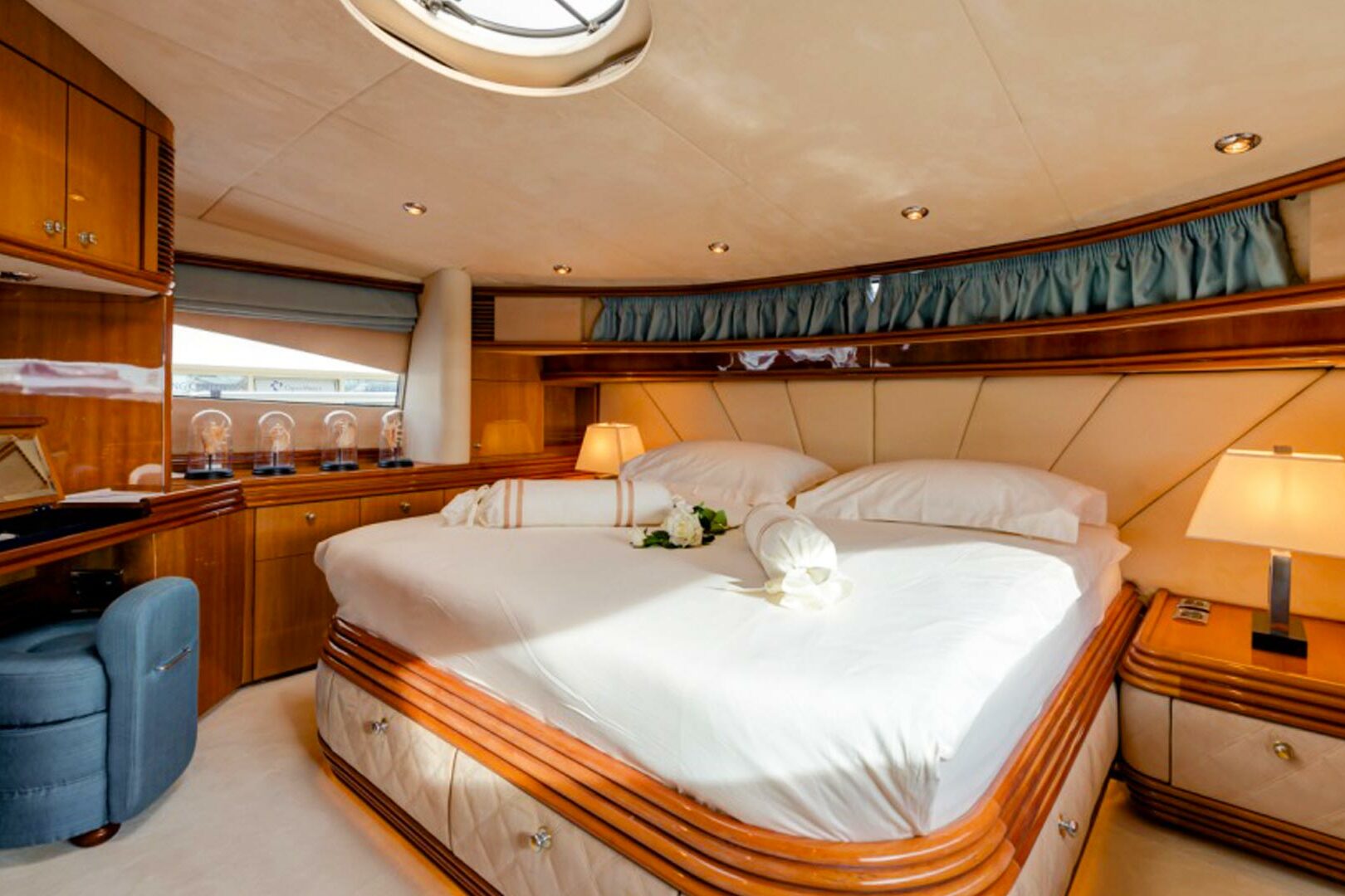 Luxury yacht Sunseeker Yacht 105 Baby I Vip cabin