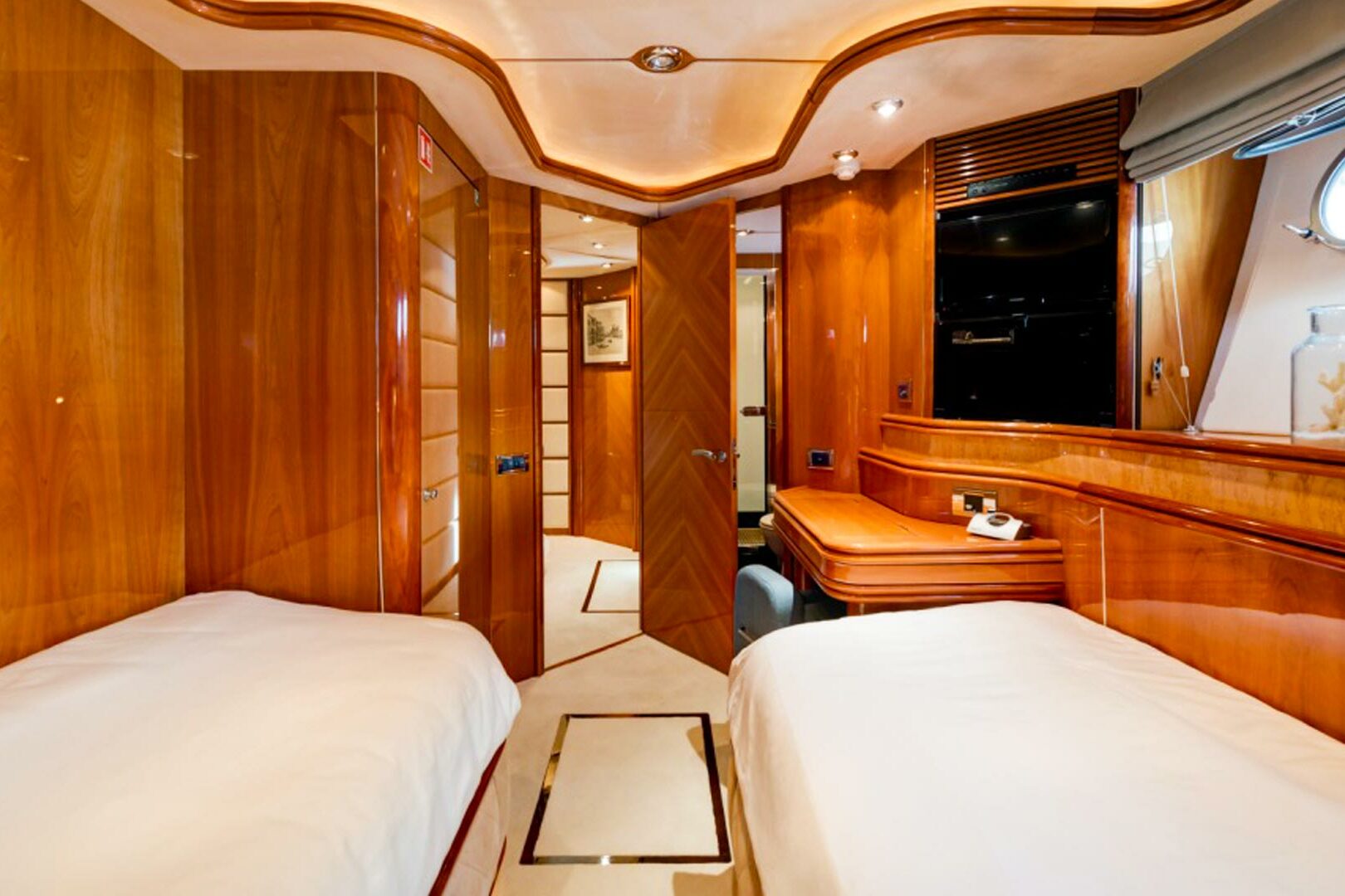 Luxury yacht Sunseeker Yacht 105 Baby I twin cabin