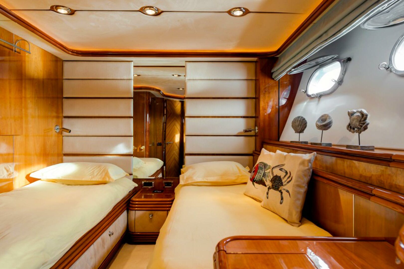 Luxury yacht Sunseeker Yacht 105 Baby I twin cabin stb