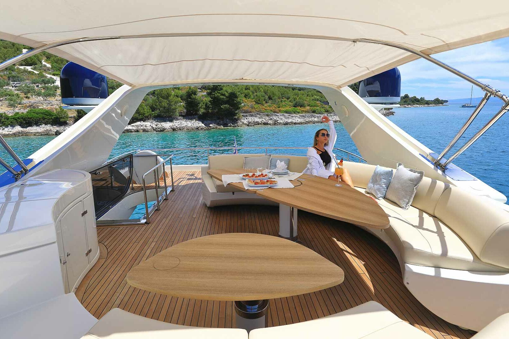 Luxury yacht Riva 85 ‘888’ fly lounge