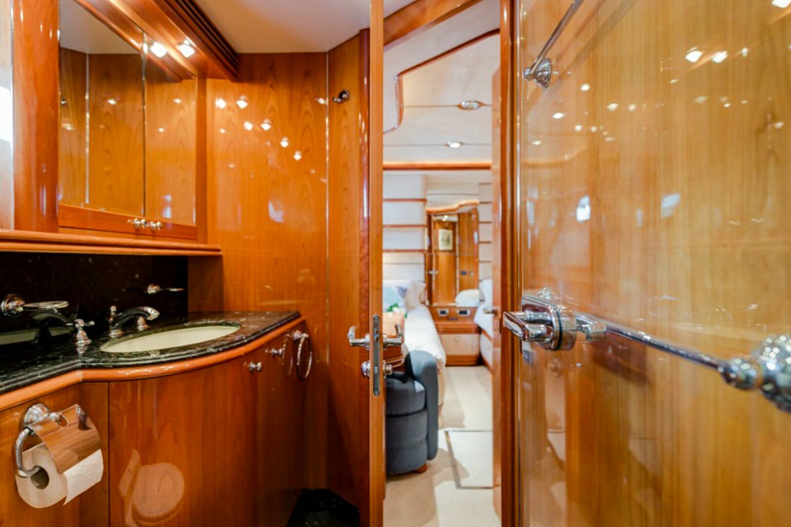 Luxury yacht Sunseeker Yacht 105 Baby I twin cabin bathroom