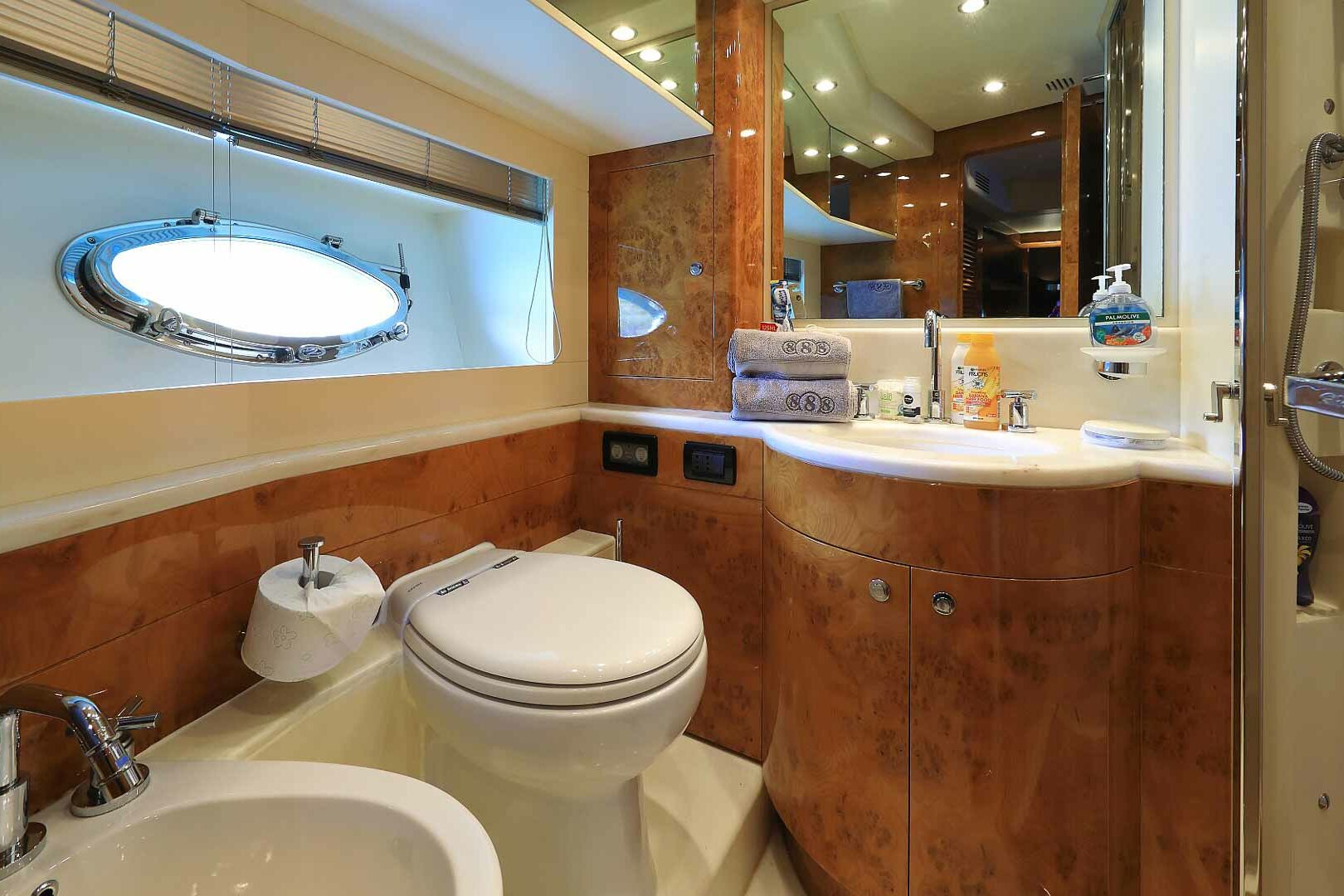 Luxury yacht Riva 85 ‘888’ bathroom