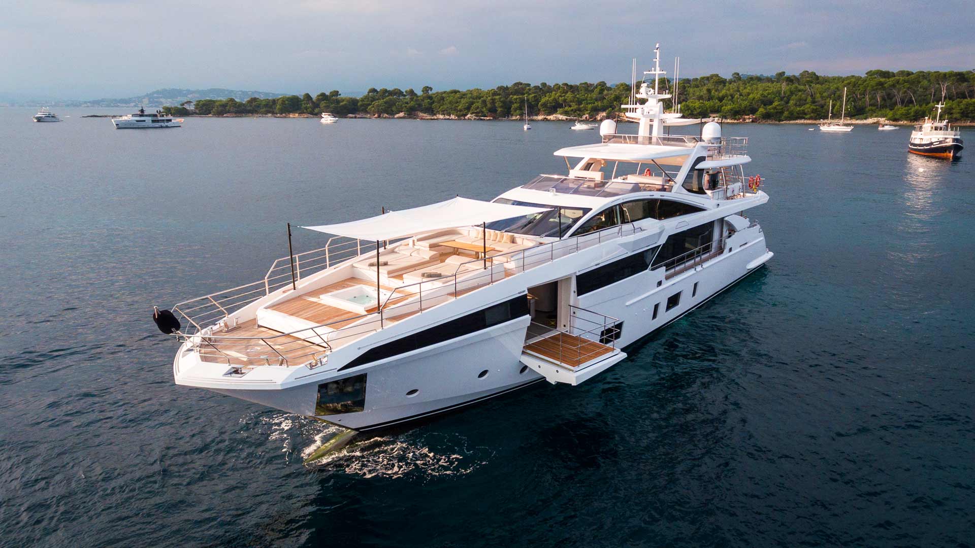 Luxury yacht Benetti Happy Me sunset port side