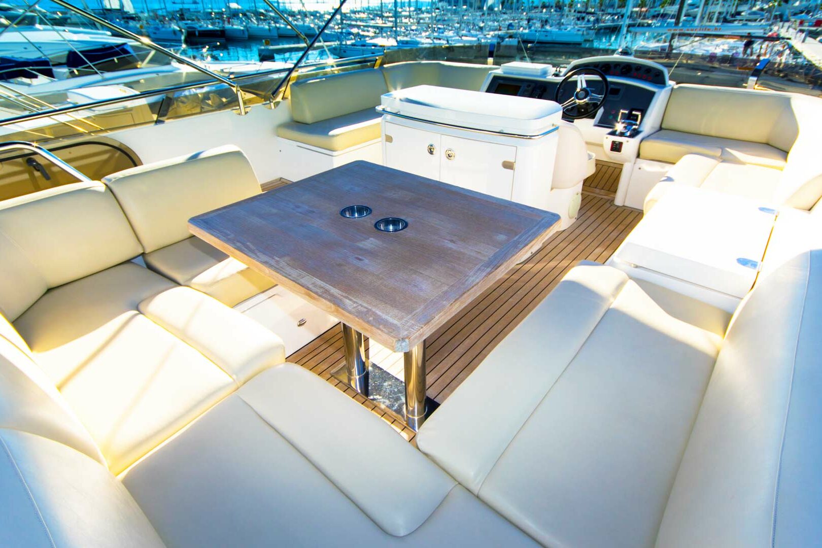 Luxury yacht Princess 62 Pamango flybridge al fresco table