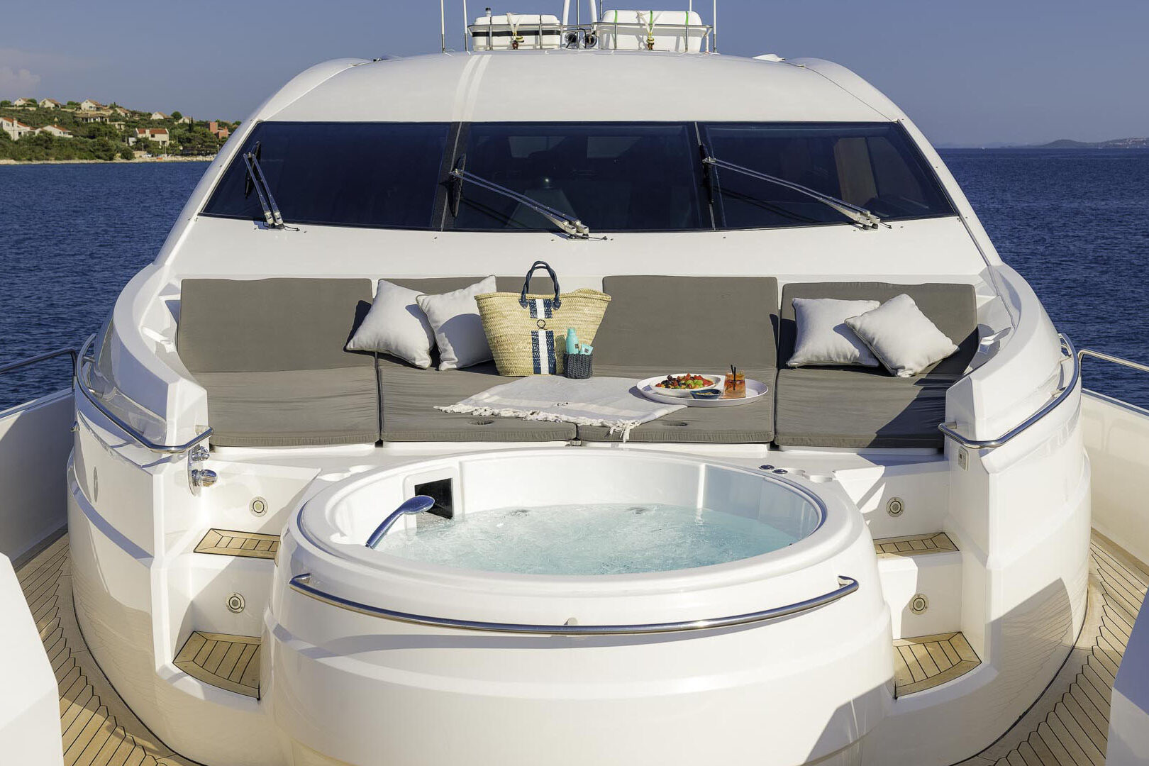 Quantum foredeck Jacuzzi