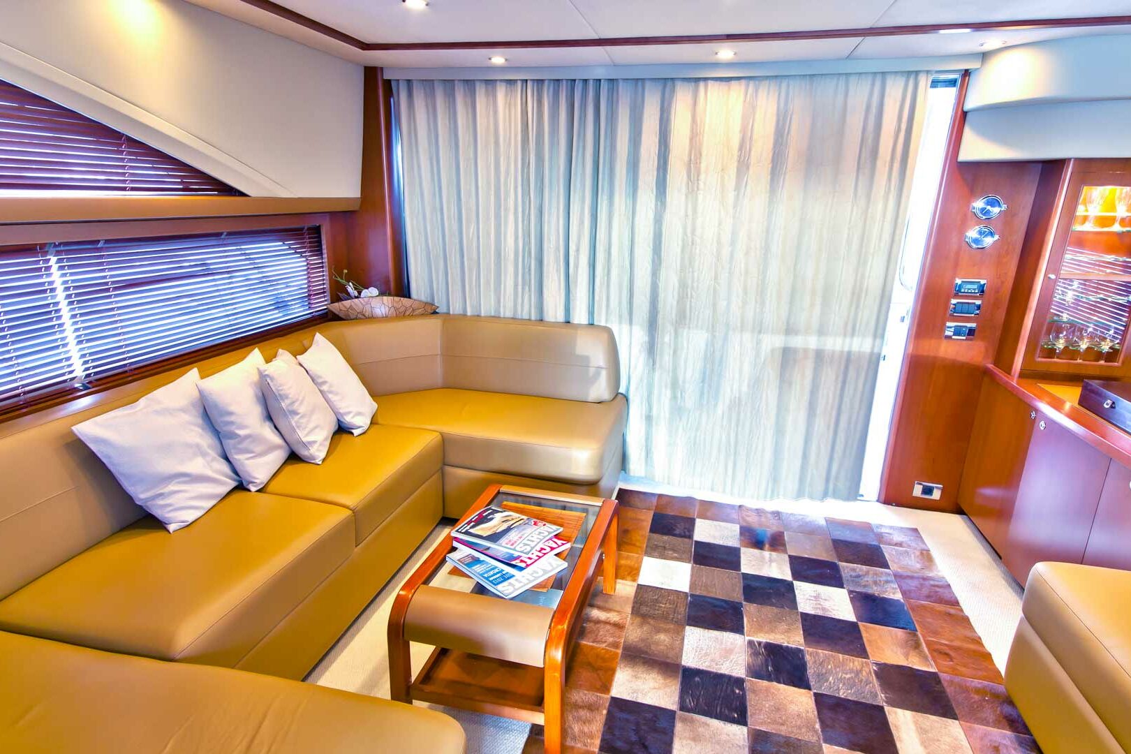 Luxury yacht Princess 62 Pamango salon