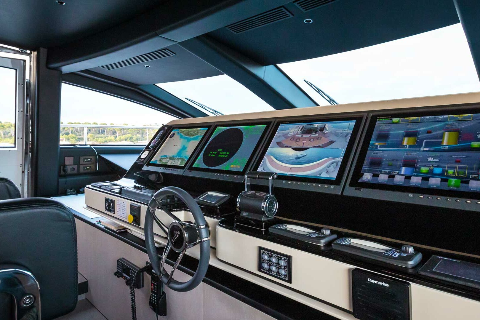 Luxury yacht Azimut Grande 35 M Heed wheelhouse