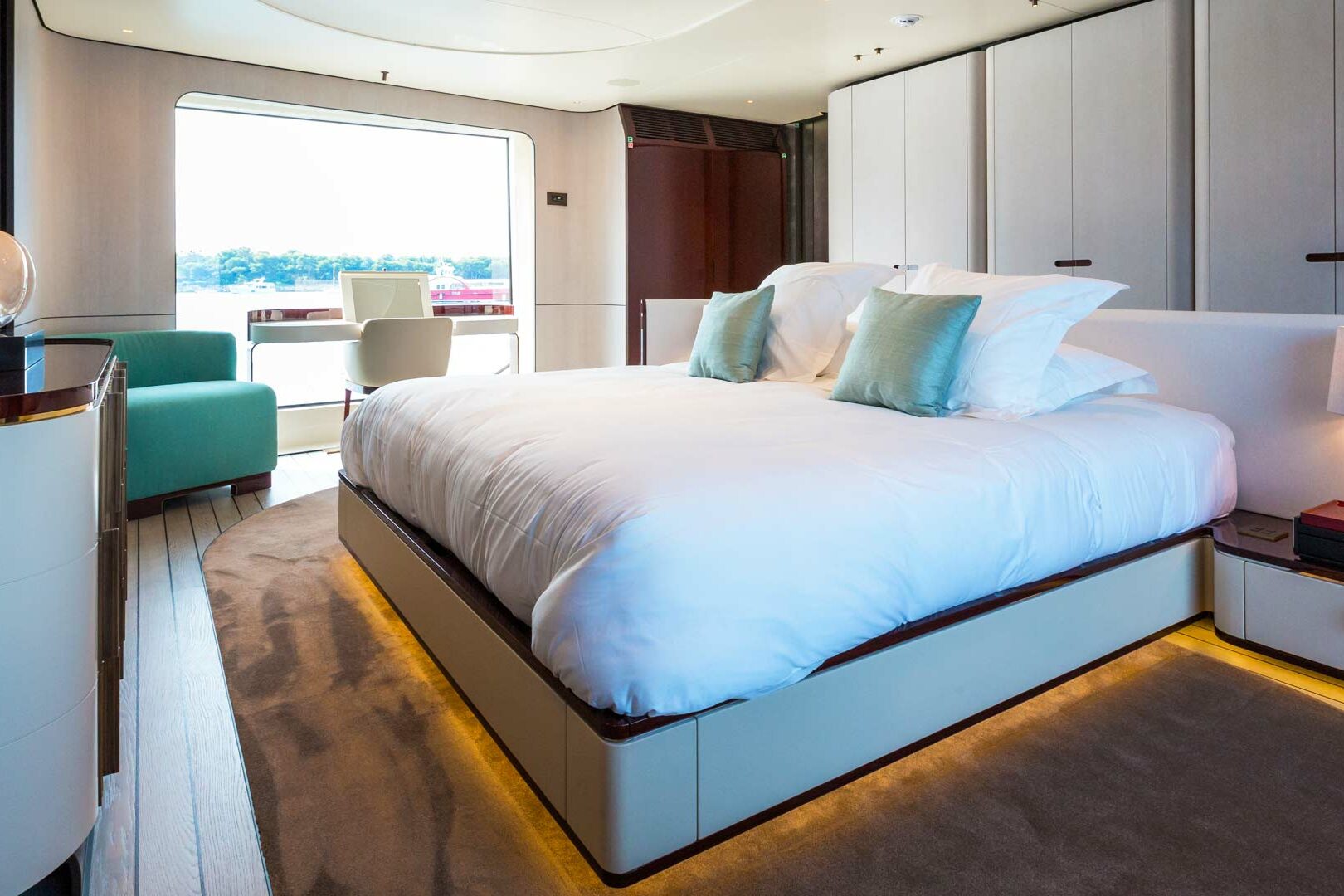 Luxury yacht Azimut Grande 35 M Heed master cabin