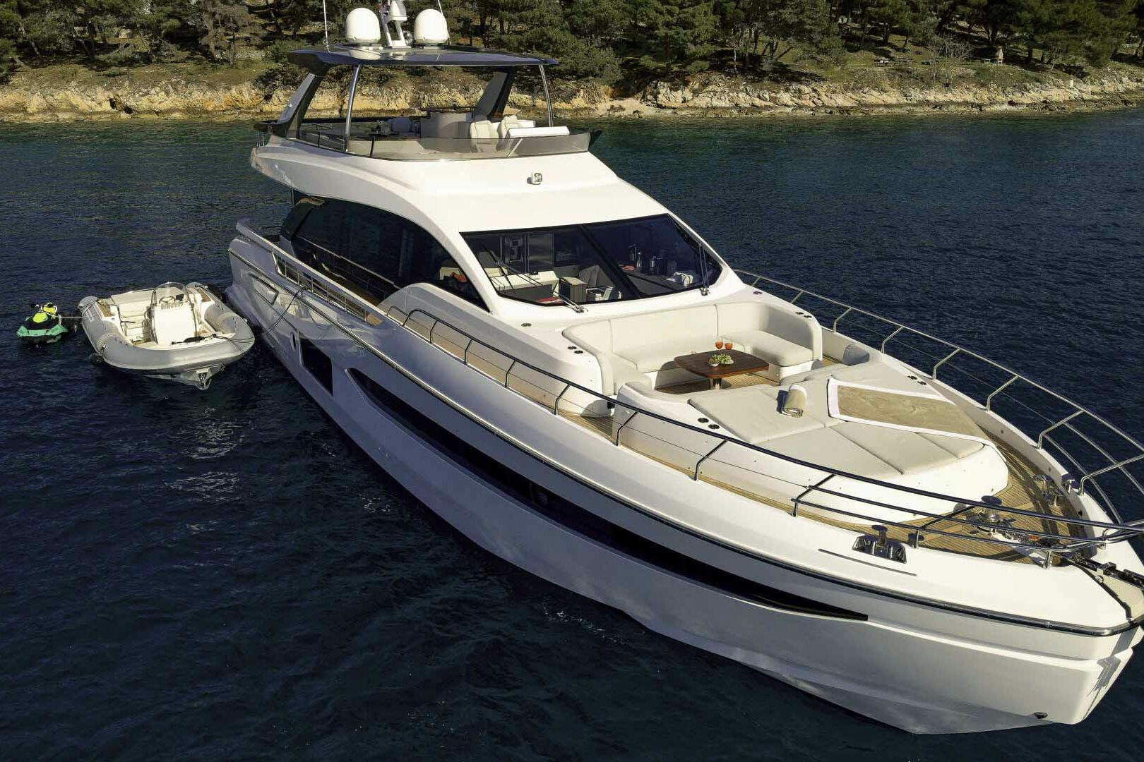 Luxury yacht Azimut 78 Fly from the front