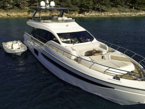 Luxury yacht Azimut 78 Fly from the front