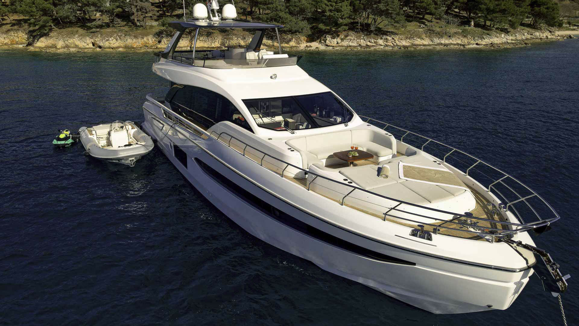 Luxury yacht Azimut 78 Fly from the front