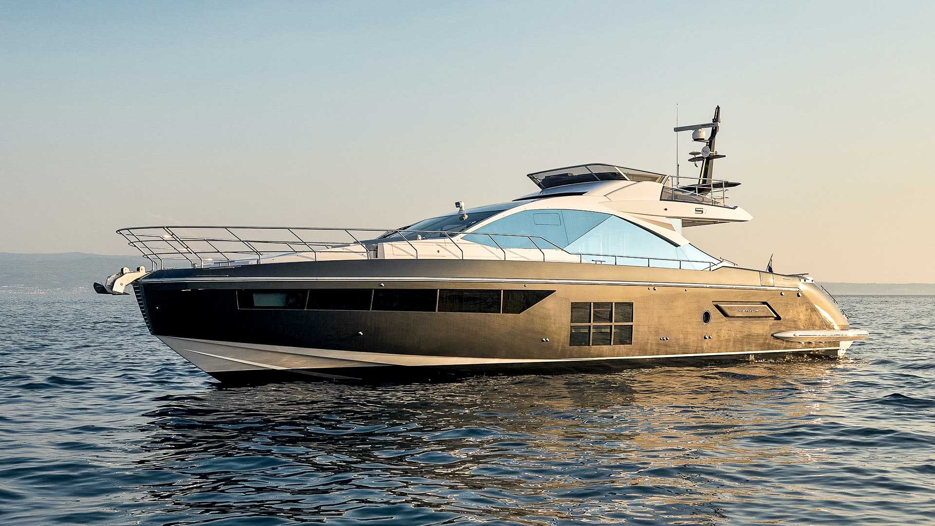 Luxury yacht Azimut S7 Limitless cruising view