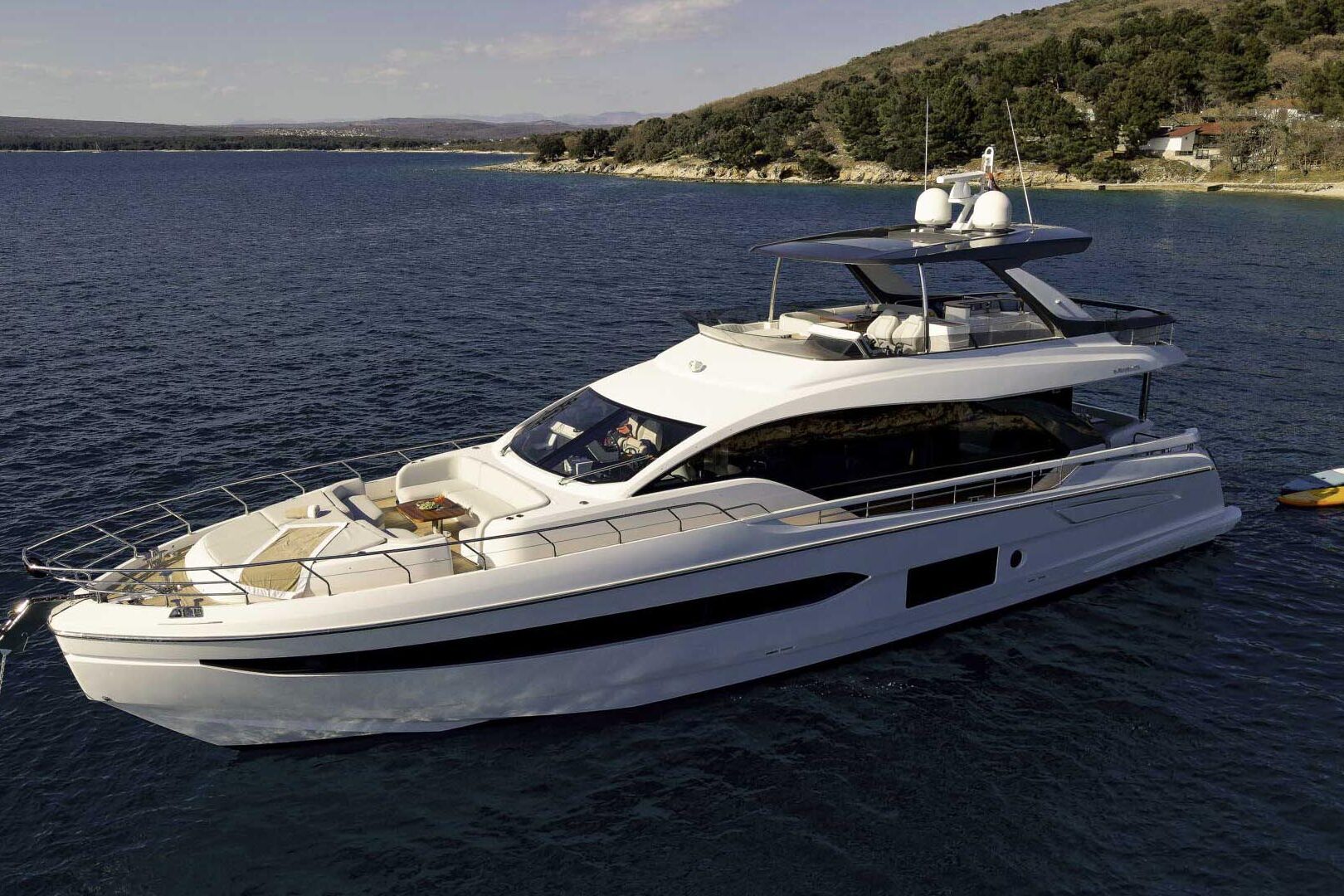 Luxury yacht Azimut 78 Fly on anchor