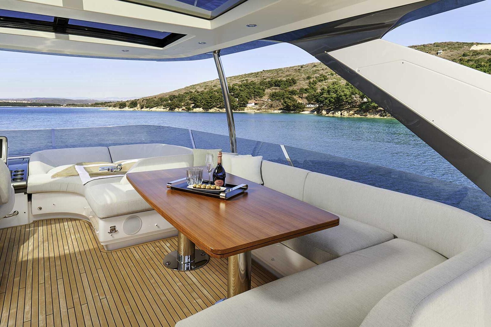 Azimut 78 Fly flybridge dining area