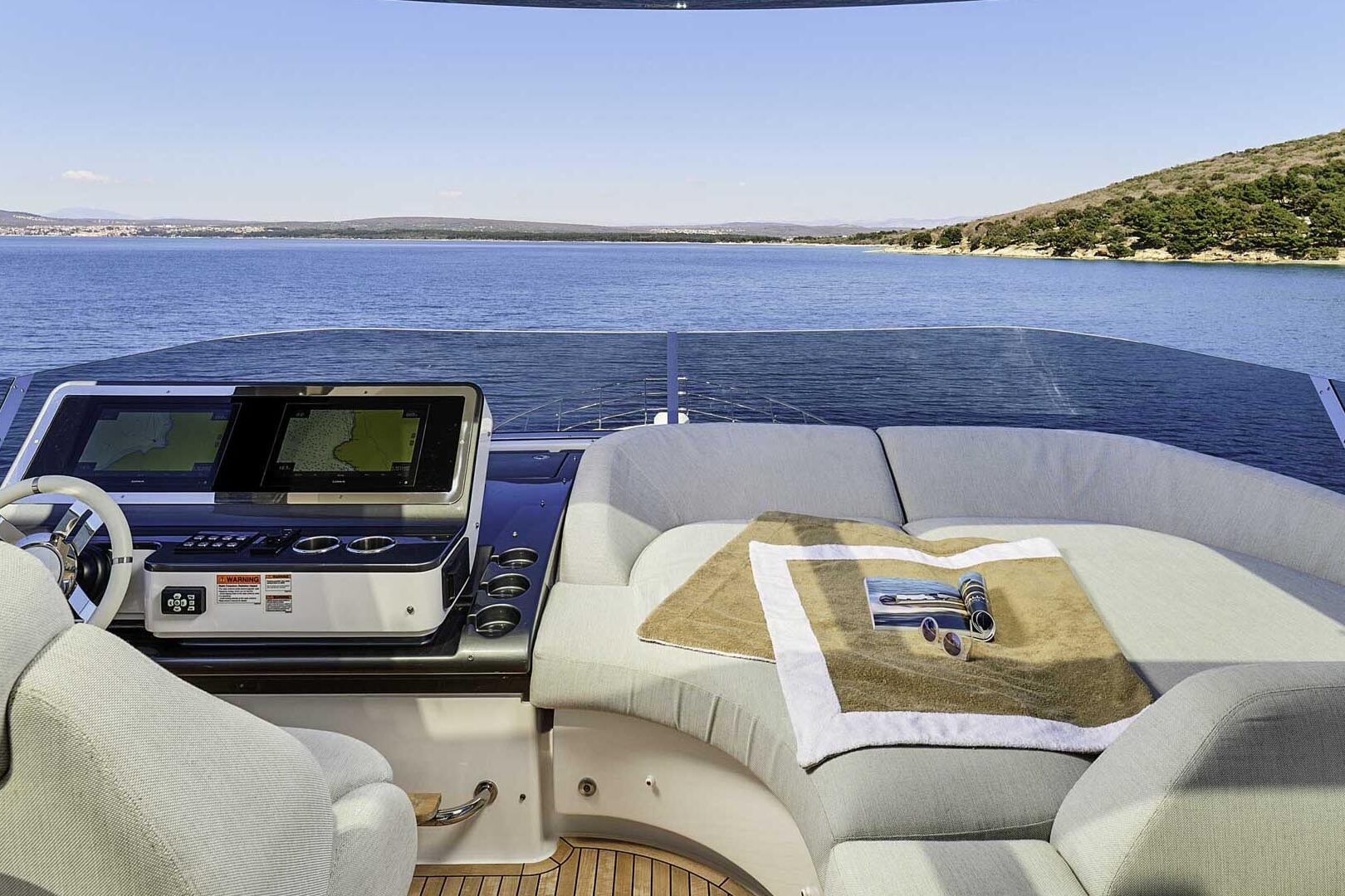 Azimut 78 Fly flybridge wheelhouse