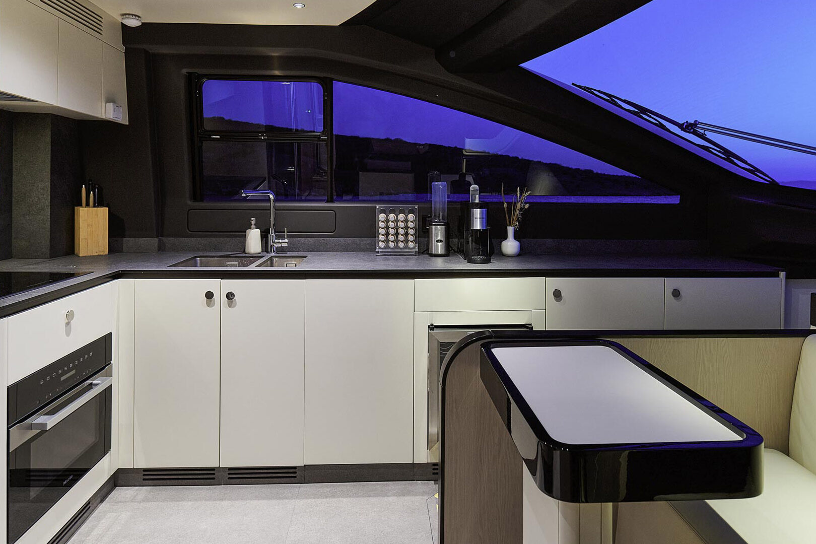 Azimut 78 Fly galley