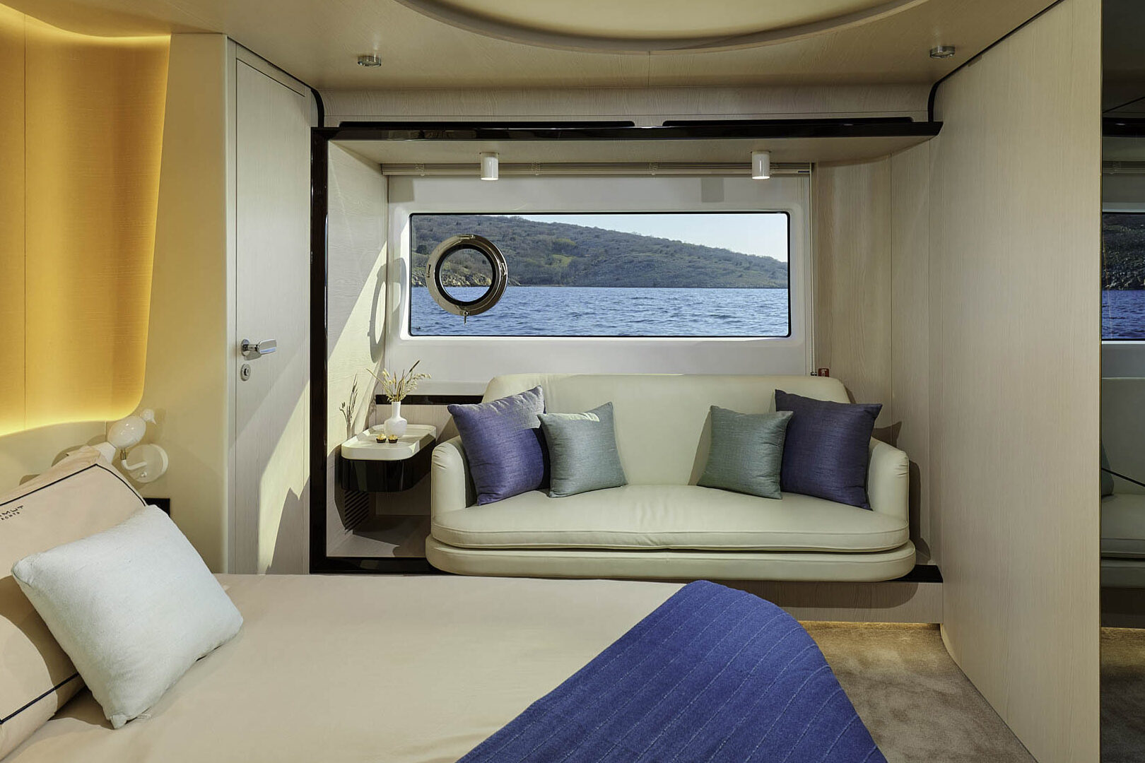 Azimut 78 Fly Master cabin view