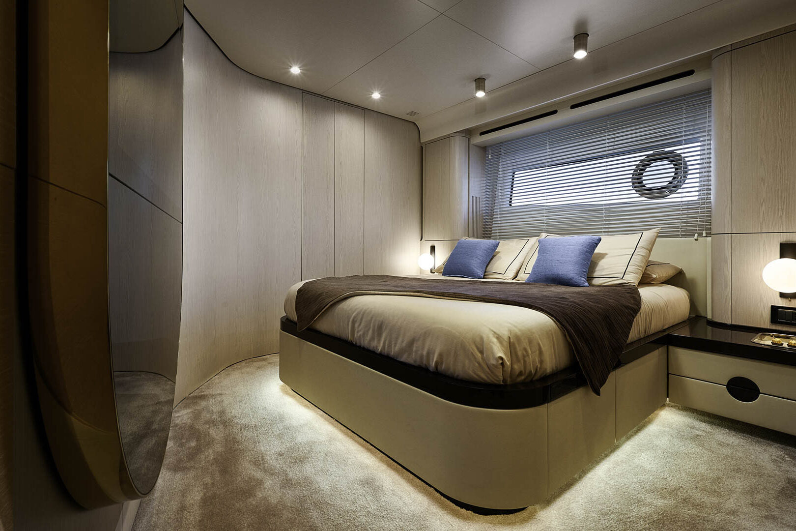 Azimut 78 Fly VIP cabin