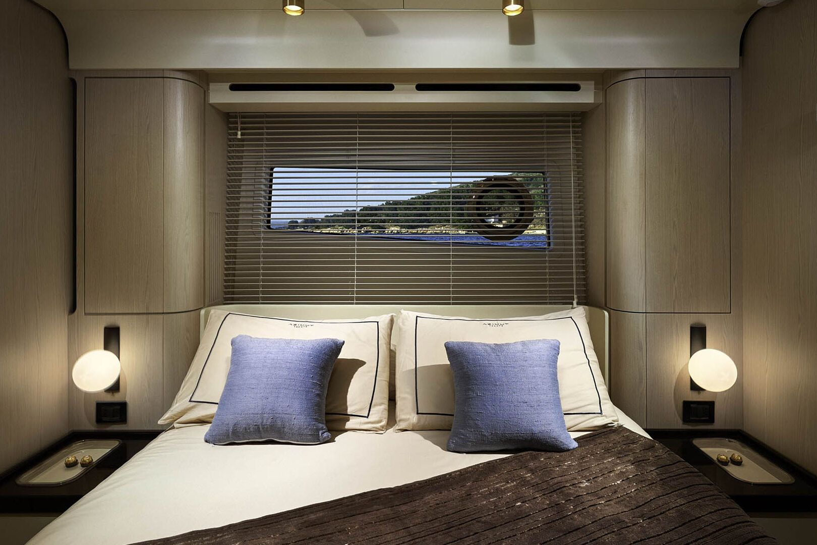 Azimut 78 Fly VIP cabin view