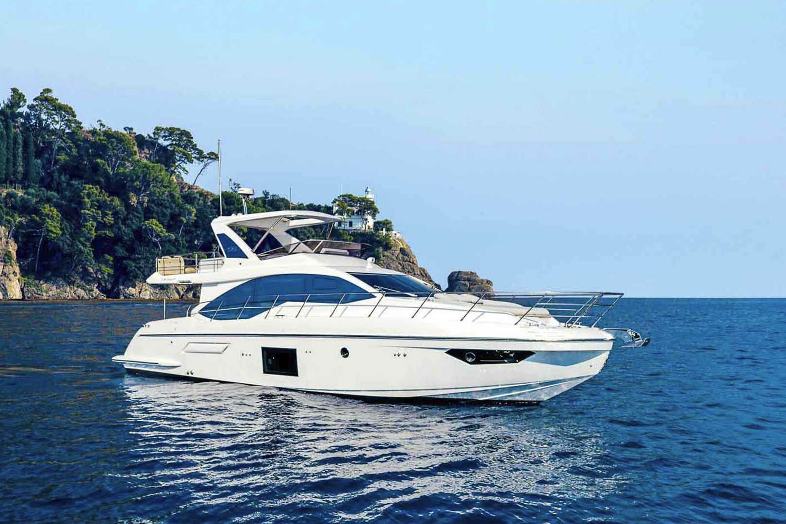 Motor boat Azimut 55 Flybridge external view