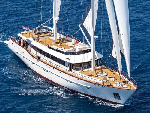 The luxury sailing yacht Navilux sailing