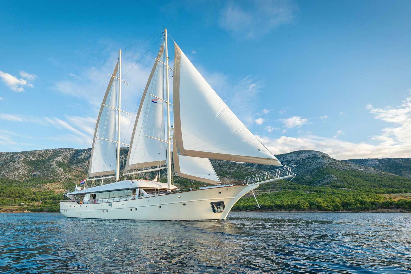 The luxury sailing yacht Son de Mar sailing