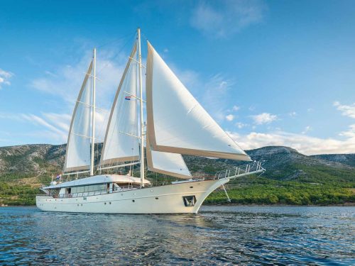 The luxury sailing yacht Son de Mar sailing