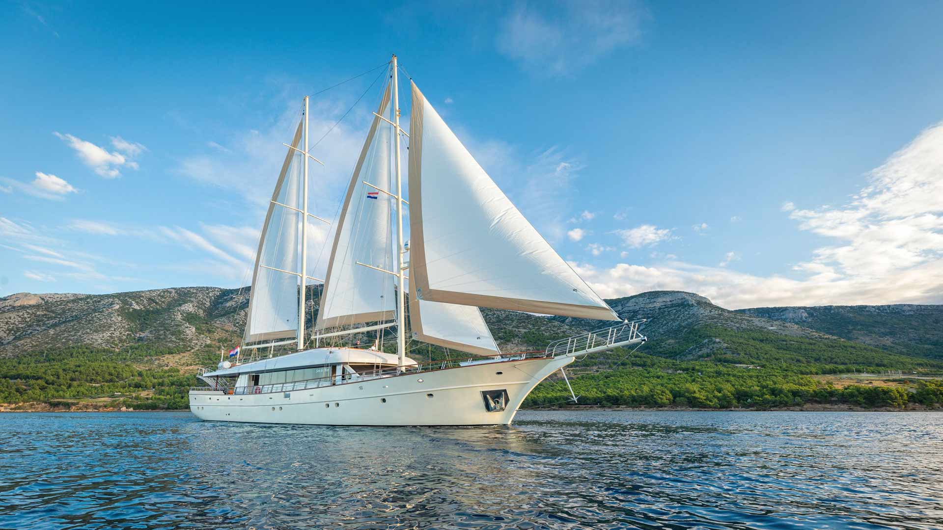 The luxury sailing yacht Son de Mar sailing