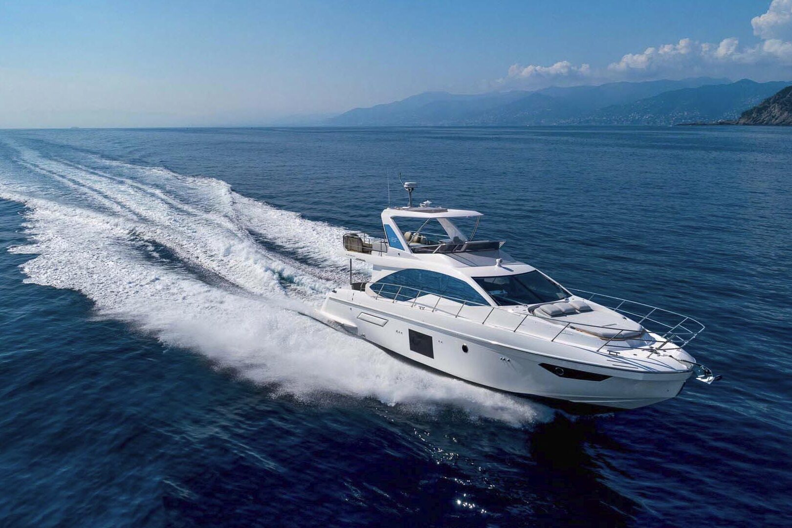 Motor boat Azimut 55 Flybridge running